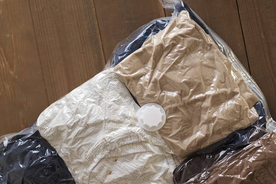 guardar ropa en trastero con humedad
